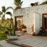 Maison avec une terrasse en bois