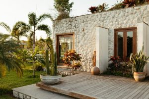 Maison avec une terrasse en bois