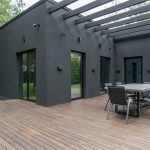 Maison avec une terrasse en bois exotique
