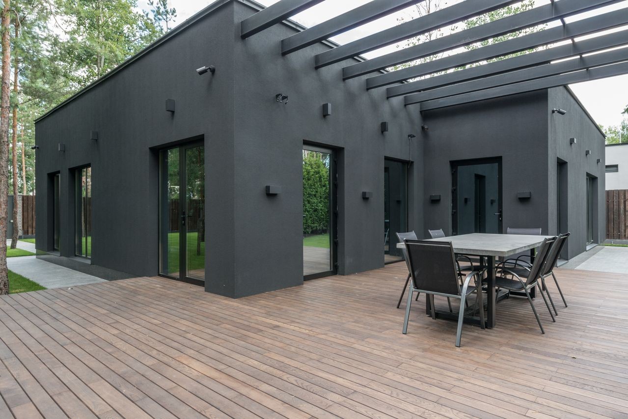 Maison avec une terrasse en bois exotique