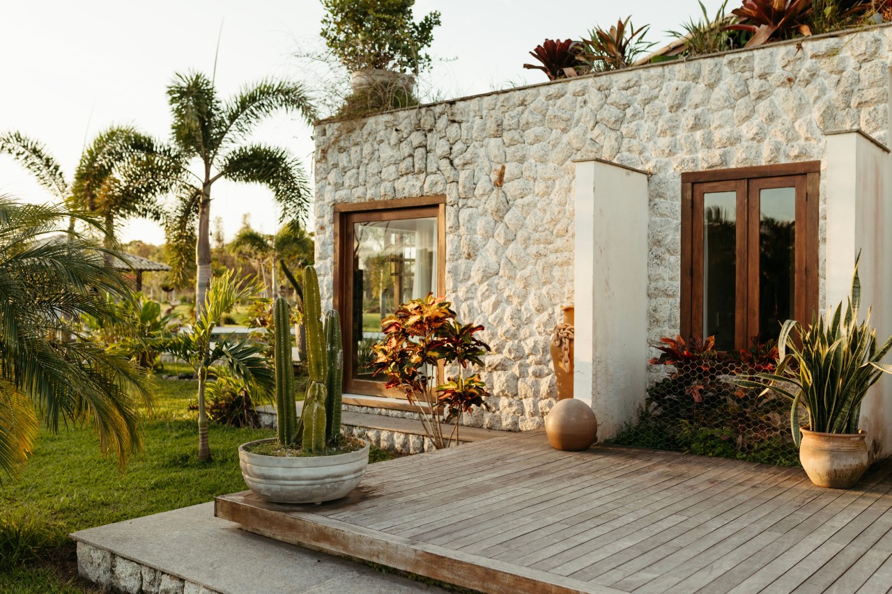 Maison avec une terrasse en bois