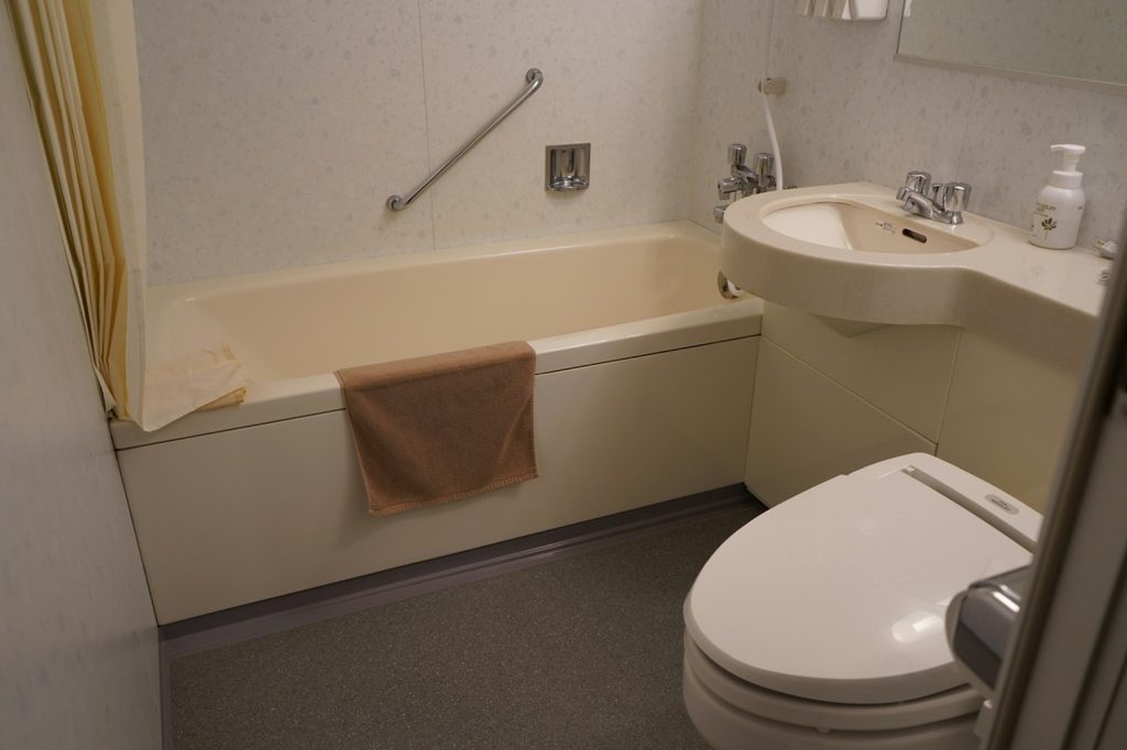 barre d'appui dans une baignoire